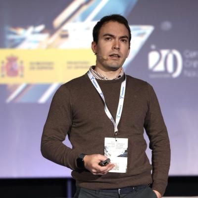 16 Eros Camacho